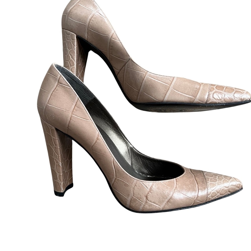 Stuart Weitzman EUC crocodile leather pump size 9